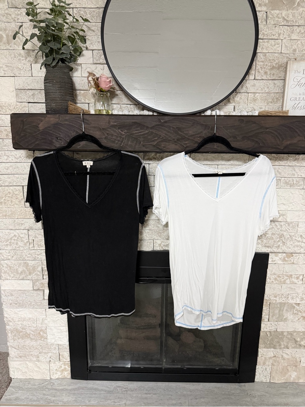 POL Contrast Stitch V‑Neck Short Sleeve Tee in Black & White